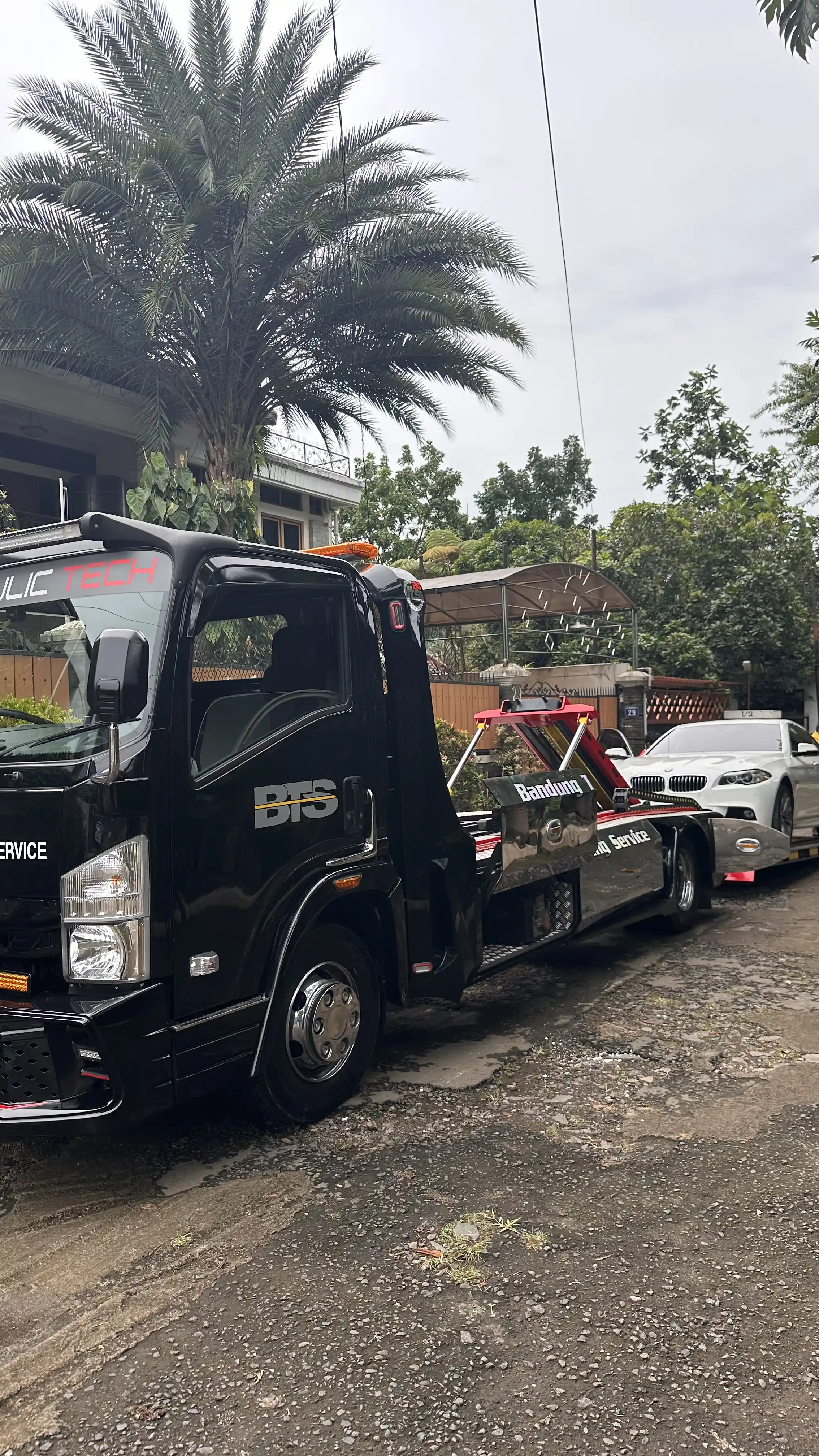 Kendaraan aman di atas armada towing